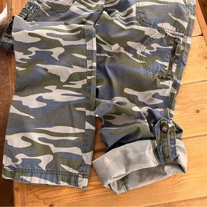 Cute Cabela’s long pants or capris cargo pants. Camo.